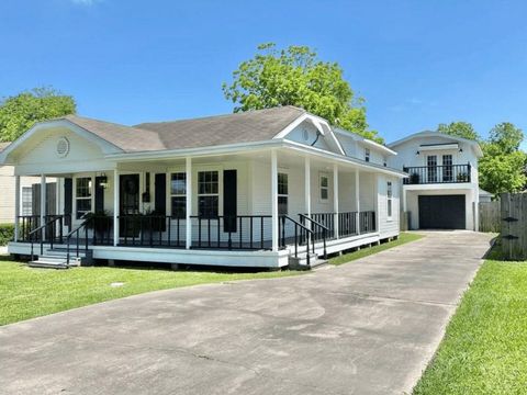 A home in Groves