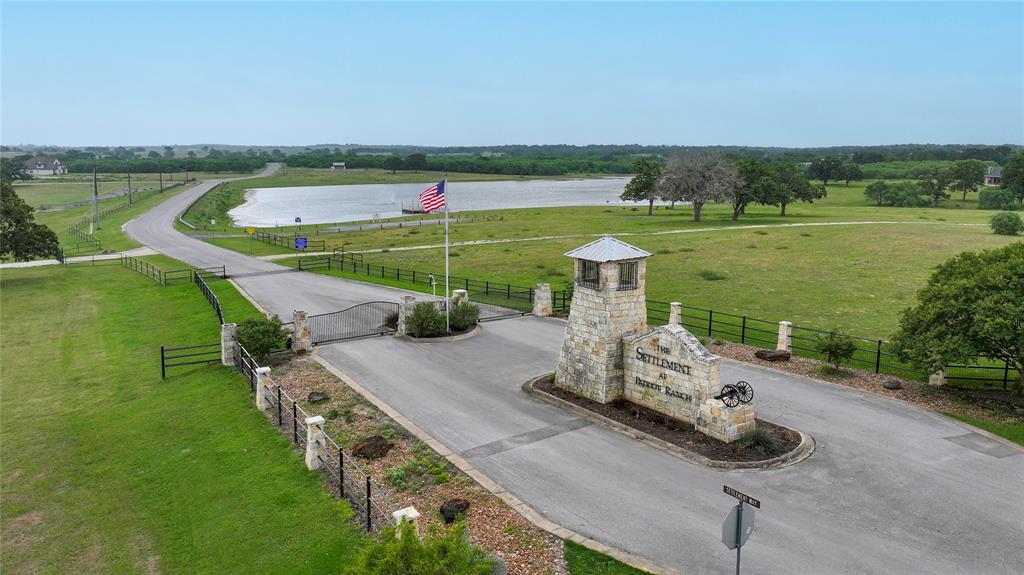 10 Patriot Circle, Luling, Texas image 1