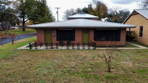 Photo of 701 Cedar Street, Hearne, TX 77859 (MLS # 98217316)