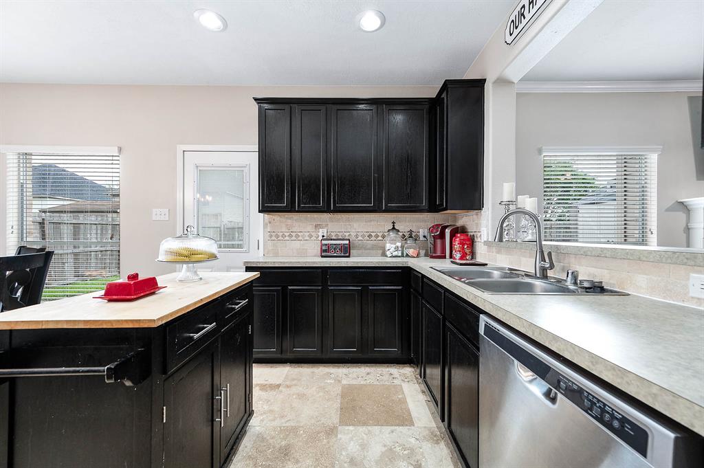 3915 Conroe Lake Court, Pearland, Texas image 12