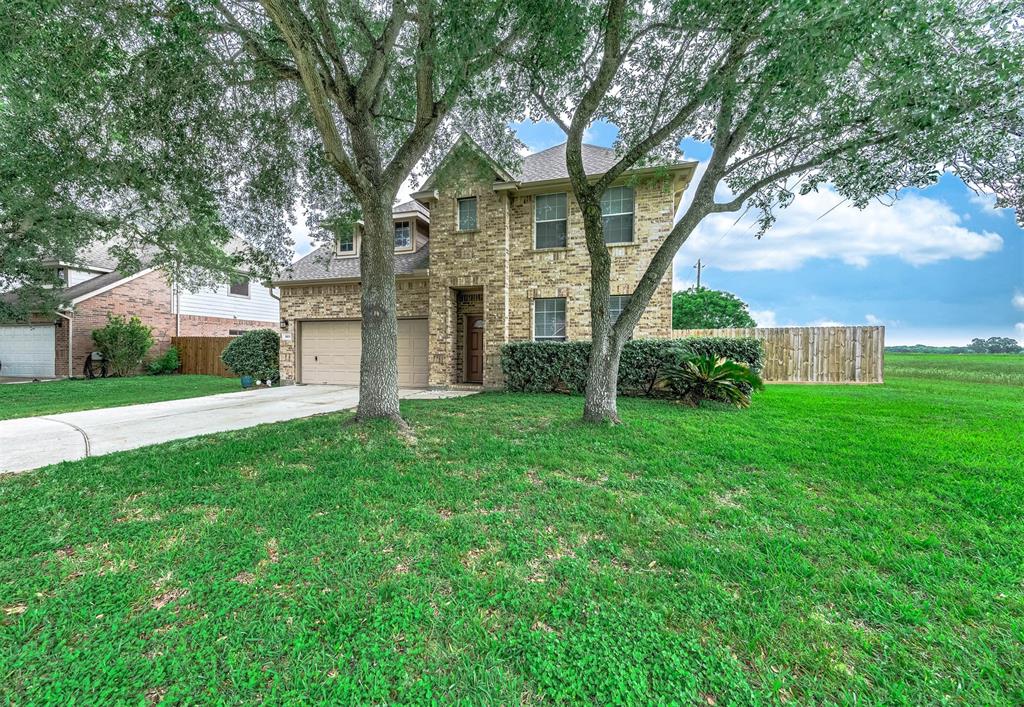 3915 Conroe Lake Court, Pearland, Texas image 2