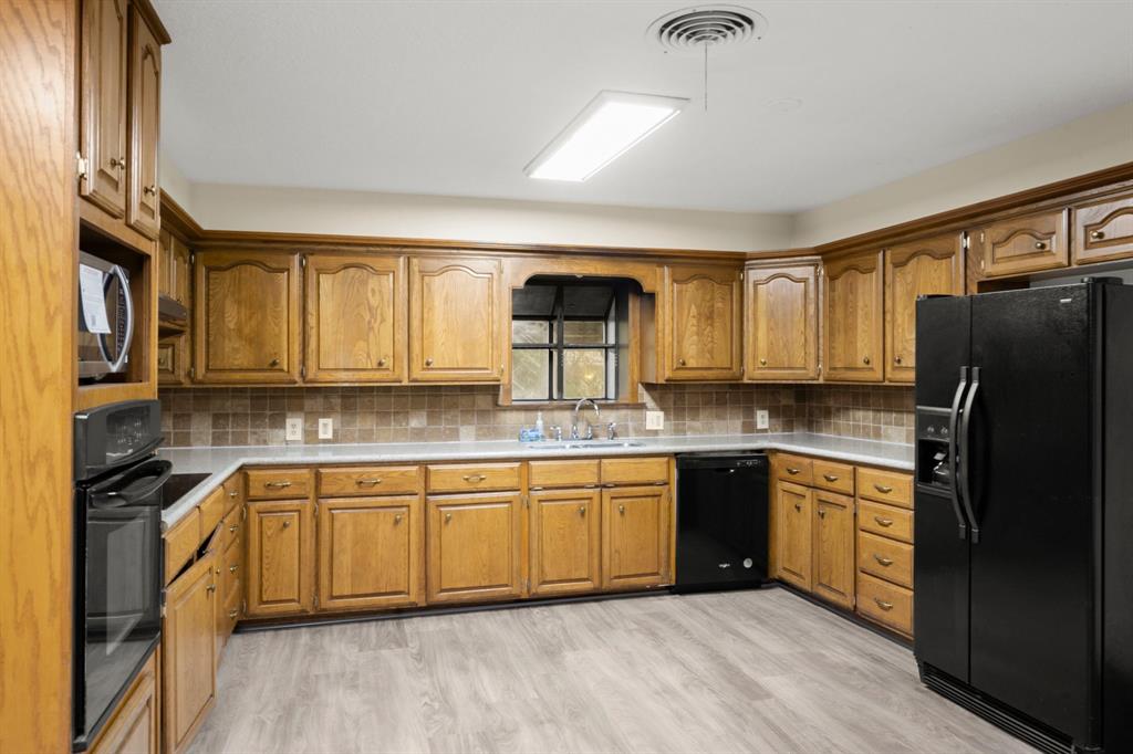 916 W Jones Street, Livingston, Texas image 17