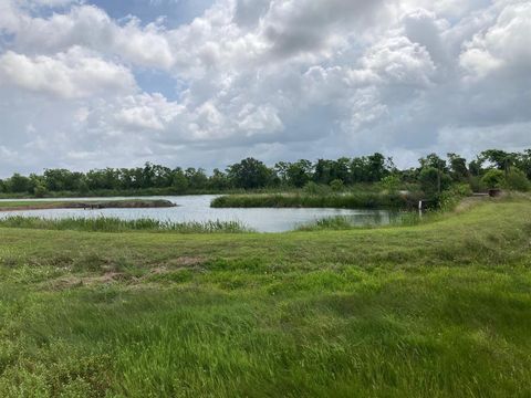 Photo of 26 Shoreline Drive, Angleton, TX 77515 (MLS # 3224109)