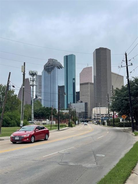 Condominium in Houston TX 207 Pierce Street.jpg