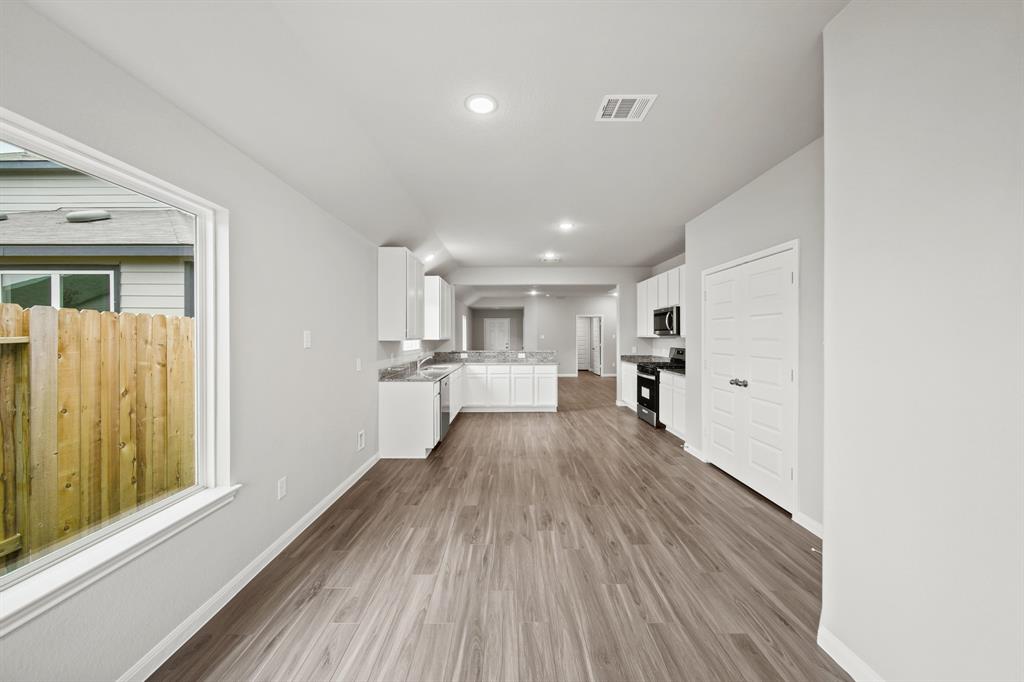 1372 Mount Blanc Path, Conroe, Texas image 6