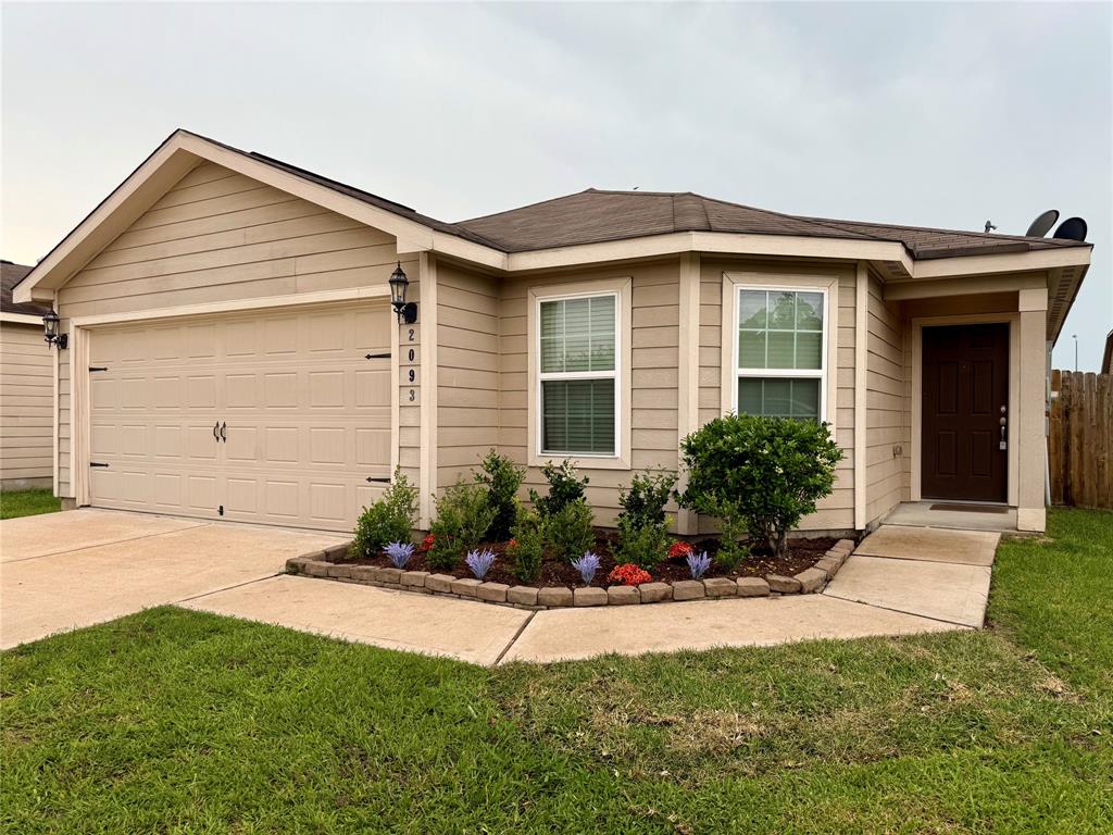 2093 Saras Way, Brookshire, Texas image 3