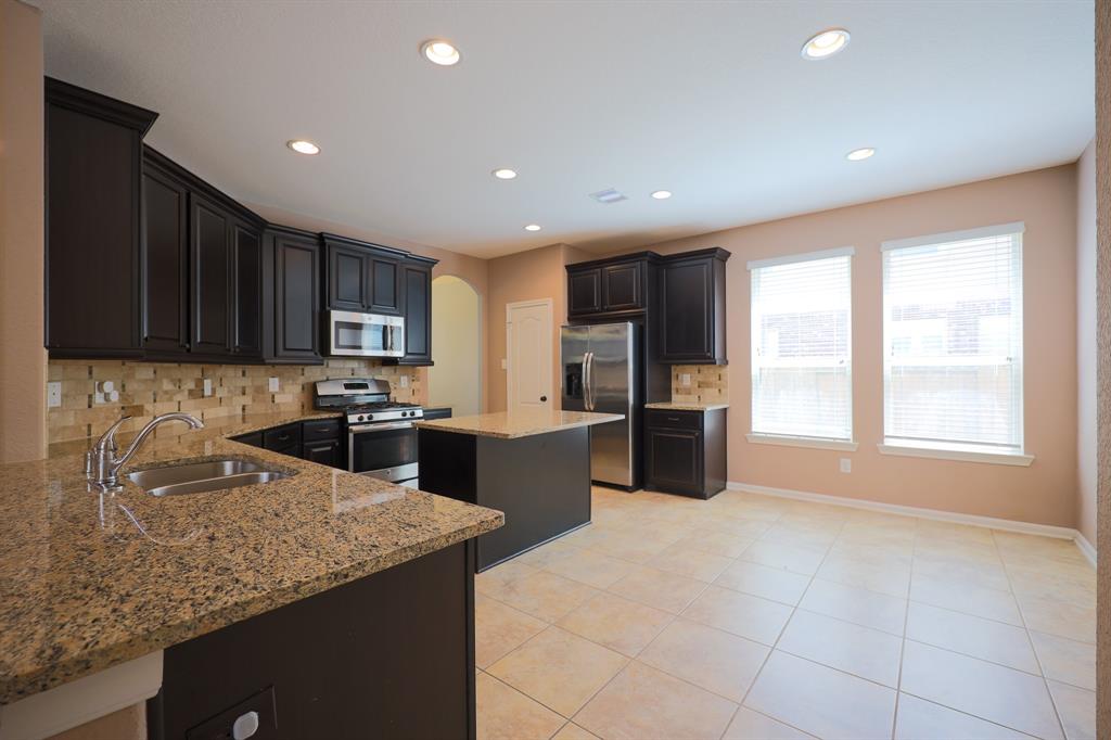 6707 Hunters Creek Lane, Baytown, Texas image 11