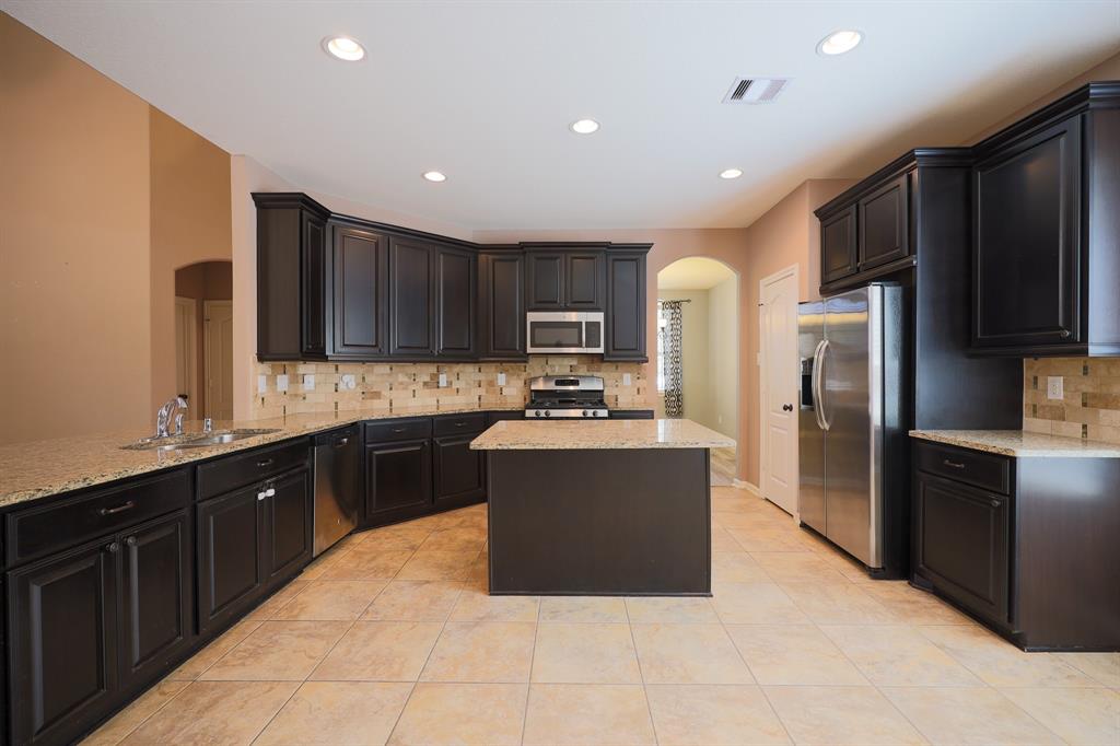 6707 Hunters Creek Lane, Baytown, Texas image 9