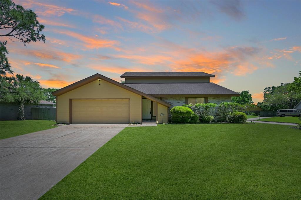 211 Inwood Drive, Friendswood, Texas image 1