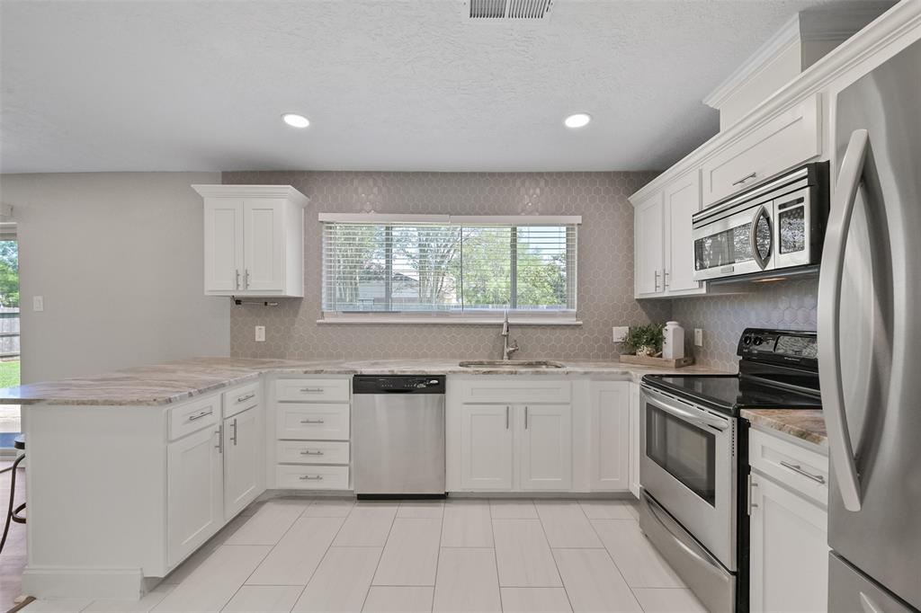 211 Inwood Drive, Friendswood, Texas image 13