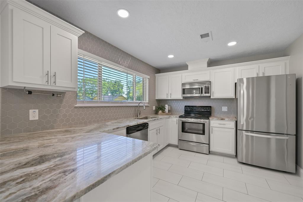 211 Inwood Drive, Friendswood, Texas image 12