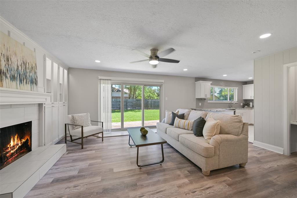 211 Inwood Drive, Friendswood, Texas image 9