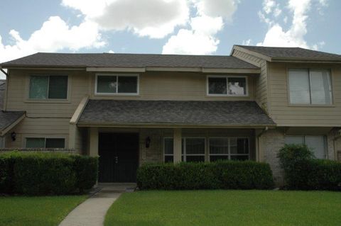 Photo of 10325 Huntington Place Drive #325, Houston, TX 77099 (MLS # 17935738)