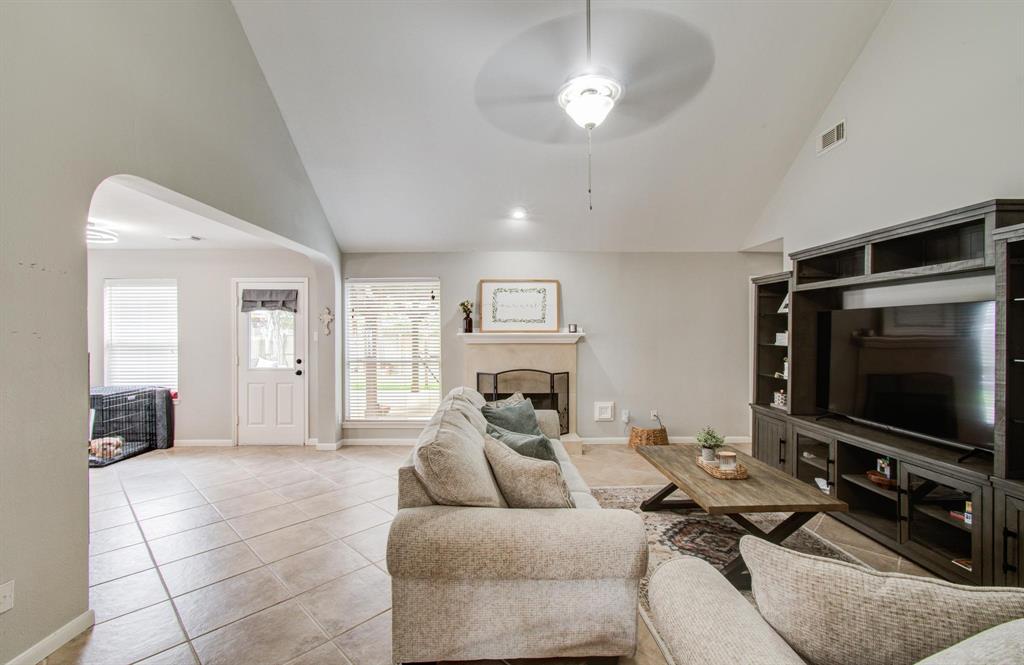 3635 Lakearies Lane, Katy, Texas image 5
