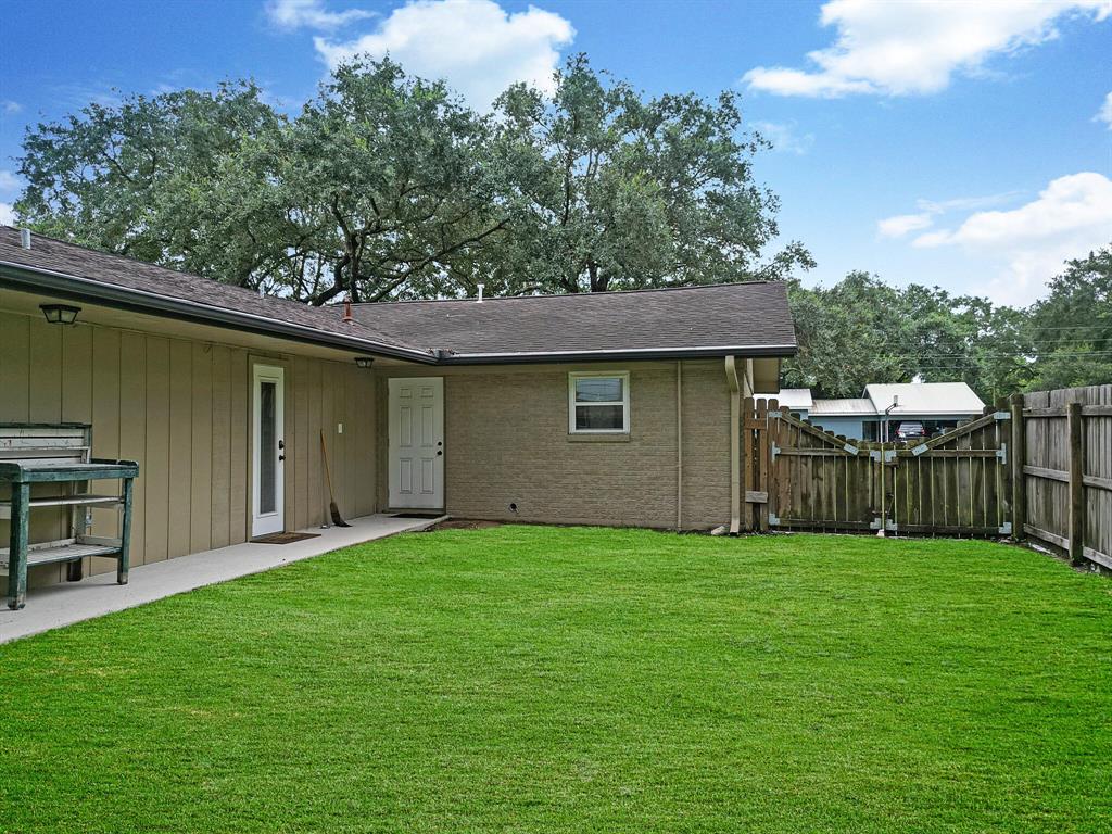 317 E Elm Avenue, Winnie, Texas image 11