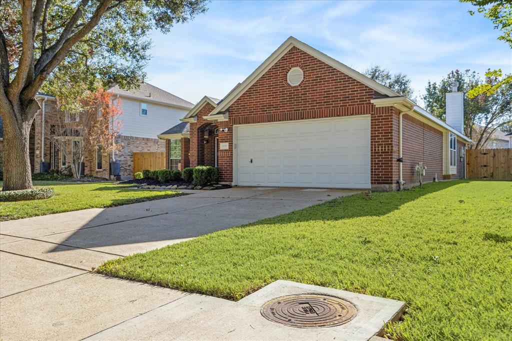 12207 Green Trails Drive, Stafford, Texas image 3