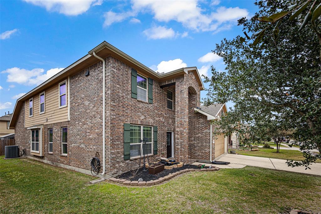 6711 Hunters Trace Lane, Baytown, Texas image 2