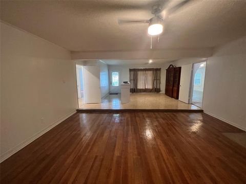 Single Family Residence in Houston TX 7931 Scanlock Street 2.jpg