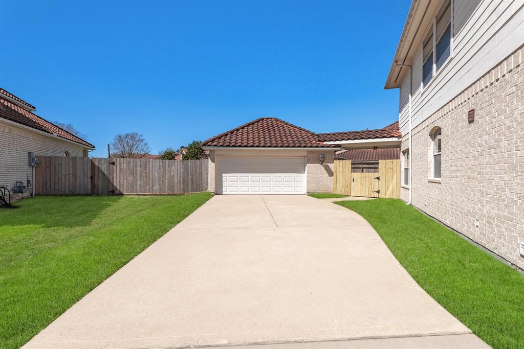 26 Oakmont Court, Jersey Village, Texas image 2