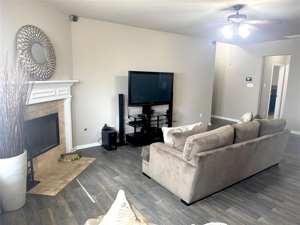 12902 Meadow Springs Drive, Pearland, Texas image 5