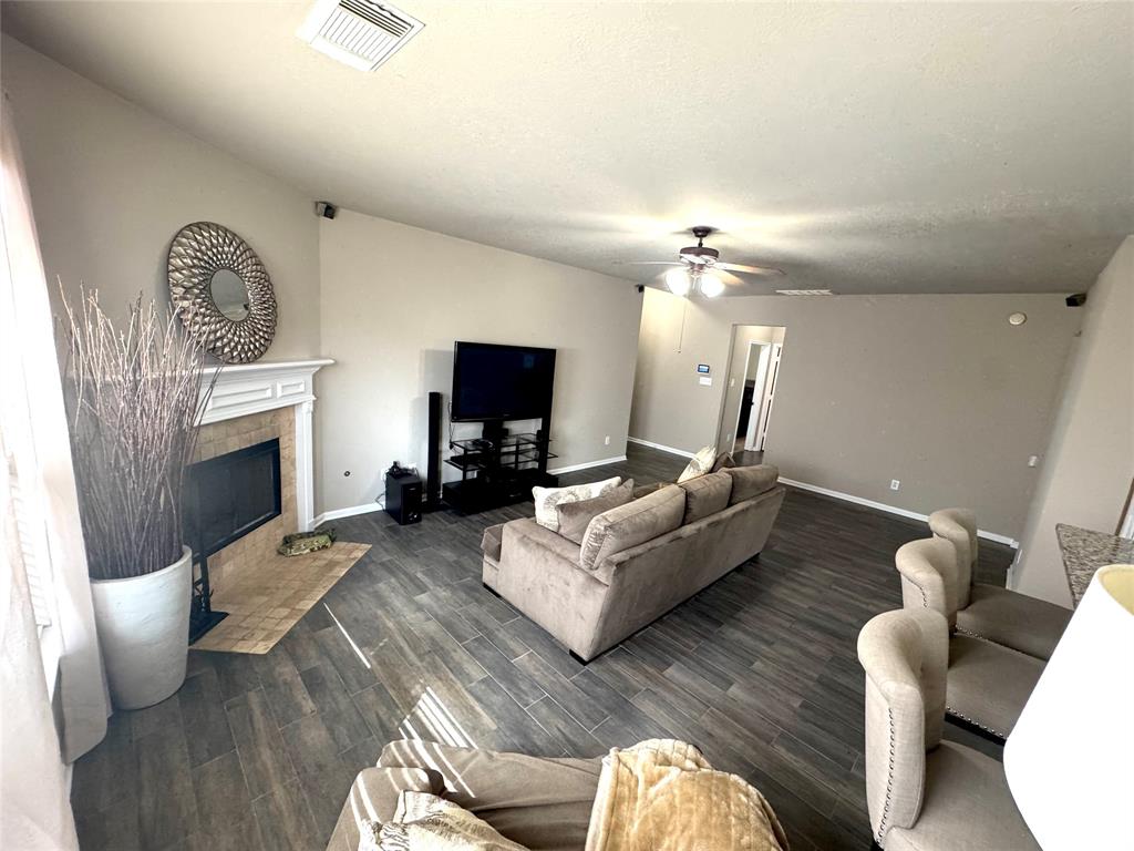12902 Meadow Springs Drive, Pearland, Texas image 6