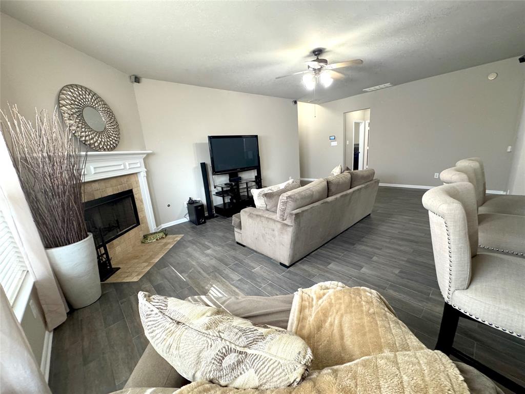 12902 Meadow Springs Drive, Pearland, Texas image 8