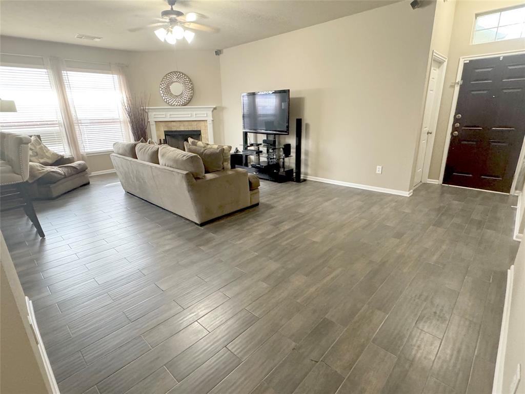 12902 Meadow Springs Drive, Pearland, Texas image 12