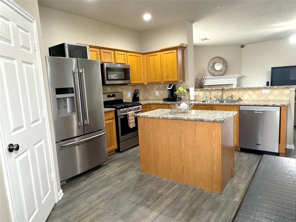 12902 Meadow Springs Drive, Pearland, Texas image 15