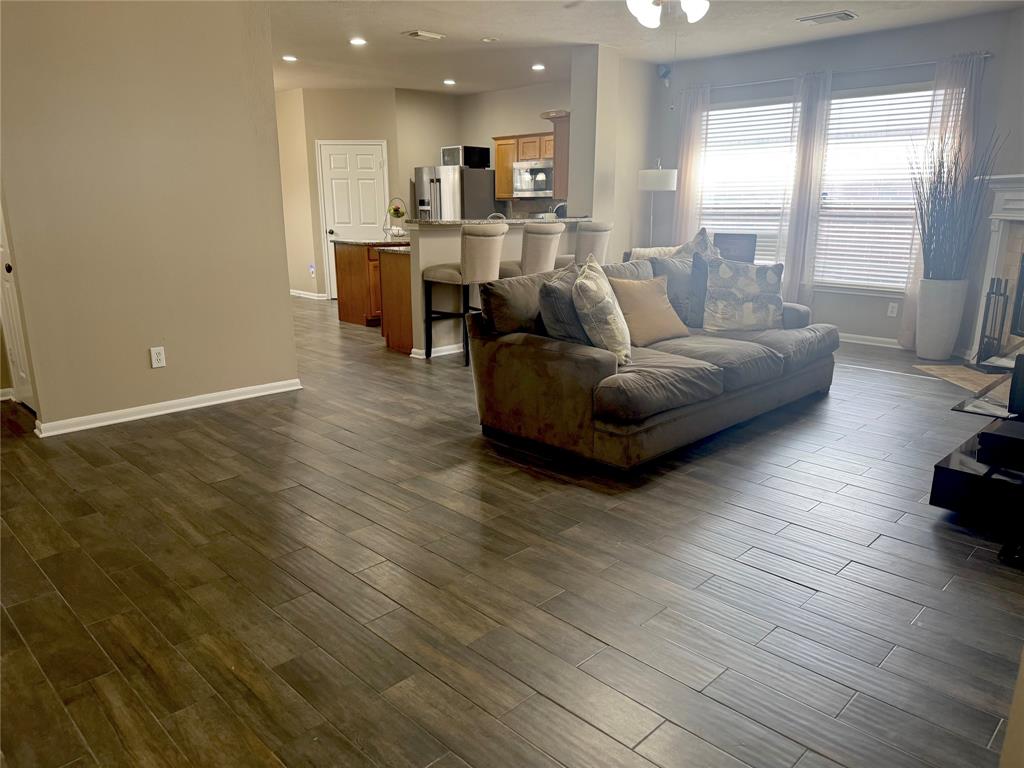 12902 Meadow Springs Drive, Pearland, Texas image 3