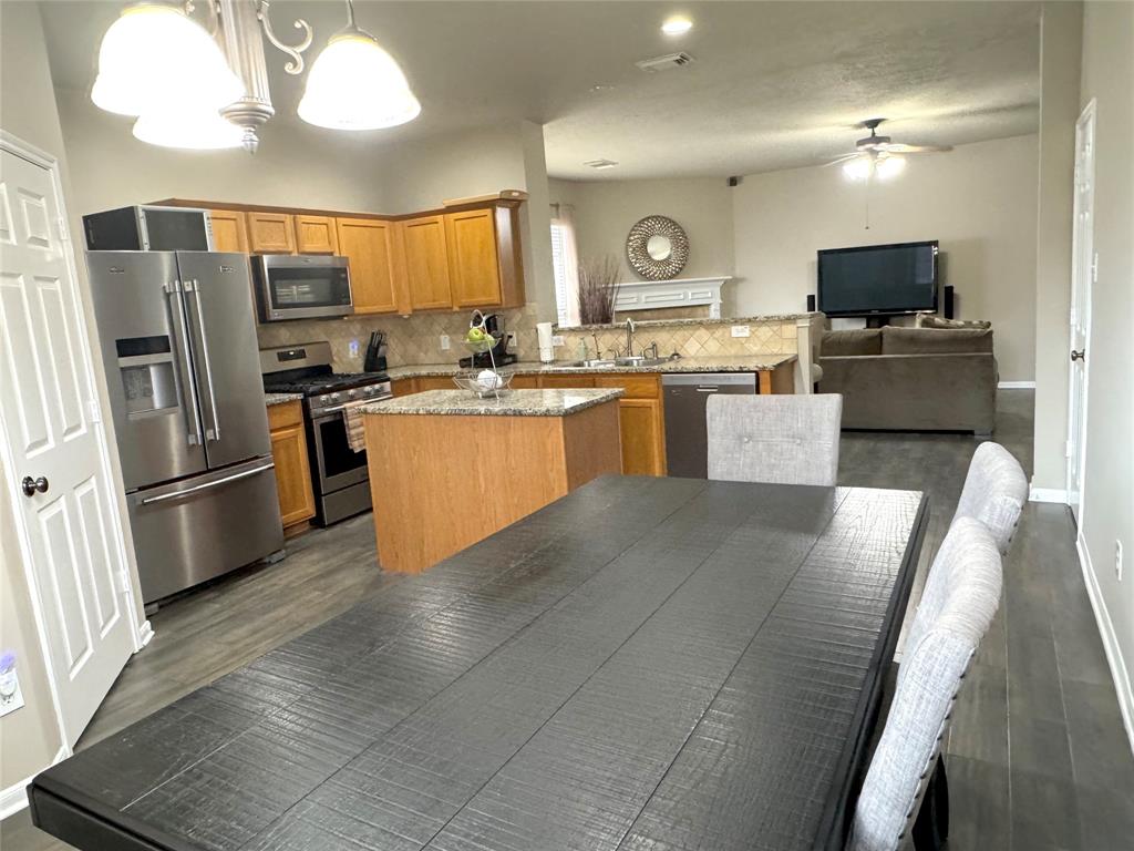 12902 Meadow Springs Drive, Pearland, Texas image 16