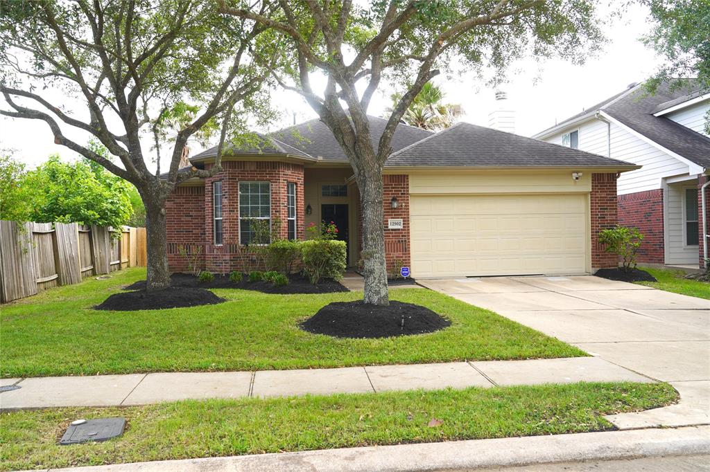 12902 Meadow Springs Drive, Pearland, Texas image 2