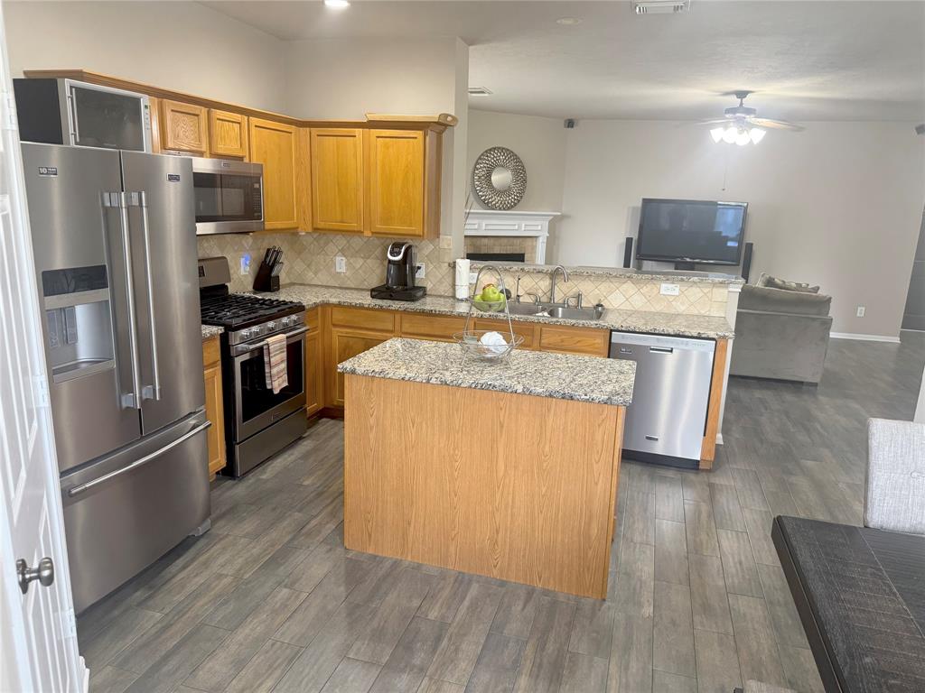 12902 Meadow Springs Drive, Pearland, Texas image 18