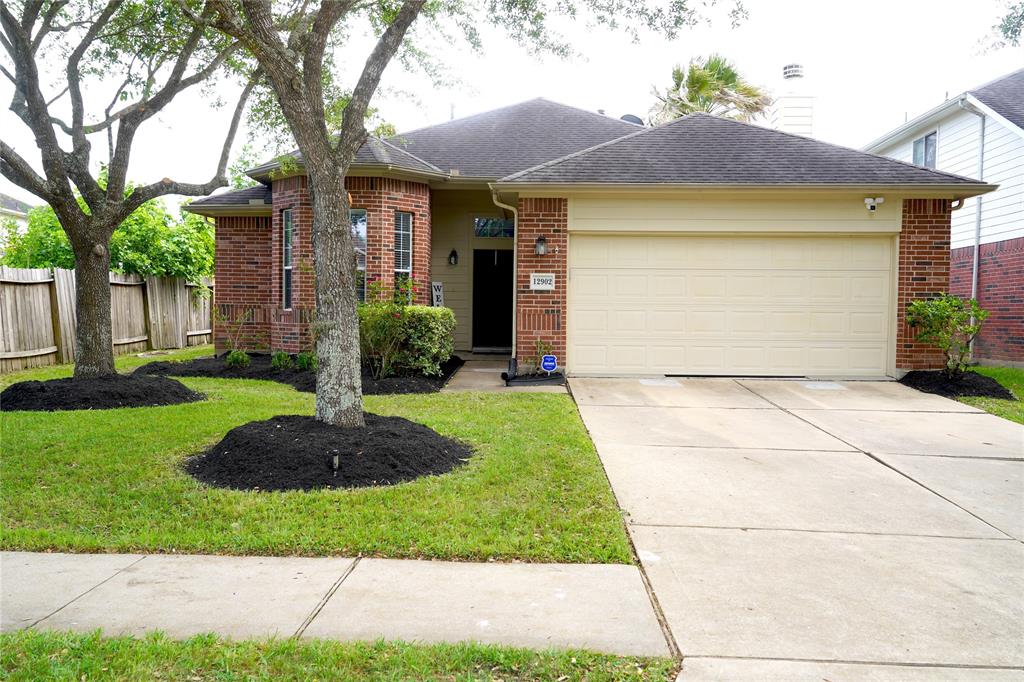 12902 Meadow Springs Drive, Pearland, Texas image 1