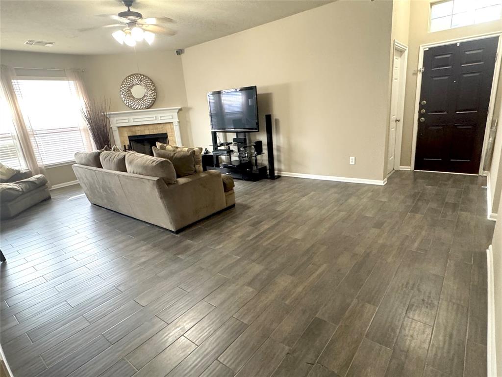 12902 Meadow Springs Drive, Pearland, Texas image 9