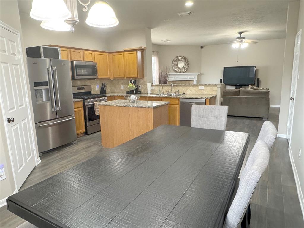 12902 Meadow Springs Drive, Pearland, Texas image 17