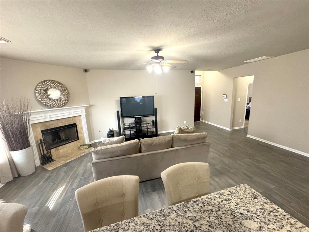 12902 Meadow Springs Drive, Pearland, Texas image 13