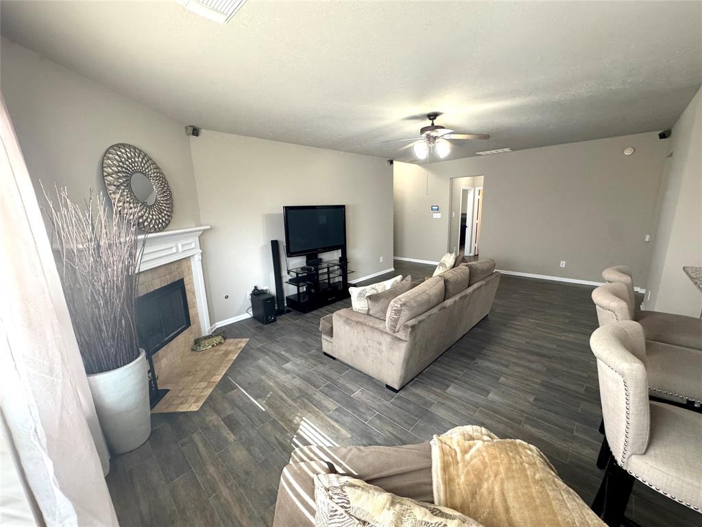 12902 Meadow Springs Drive, Pearland, Texas image 7