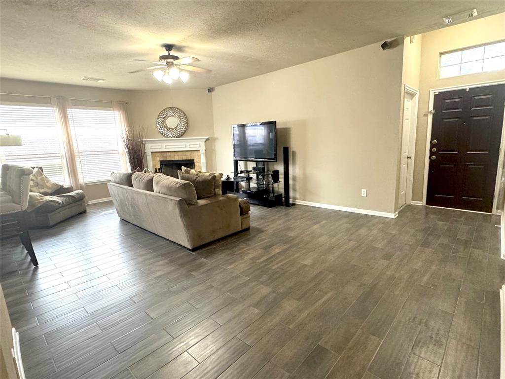 12902 Meadow Springs Drive, Pearland, Texas image 11