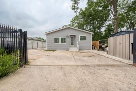 Single Family Residence in Houston TX 3615 Harcroft Street.jpg