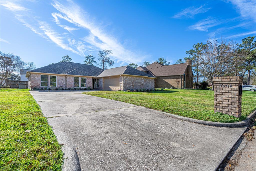 8006 17th Green Drive, Humble, Texas image 2