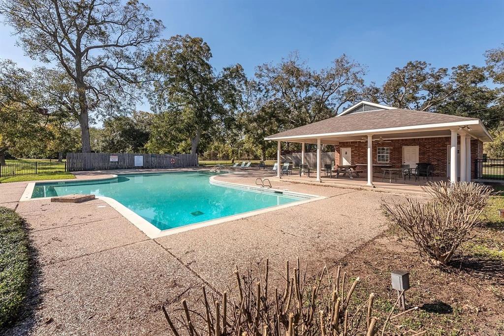 2829 Golf Crest Drive, Wharton, Texas image 5
