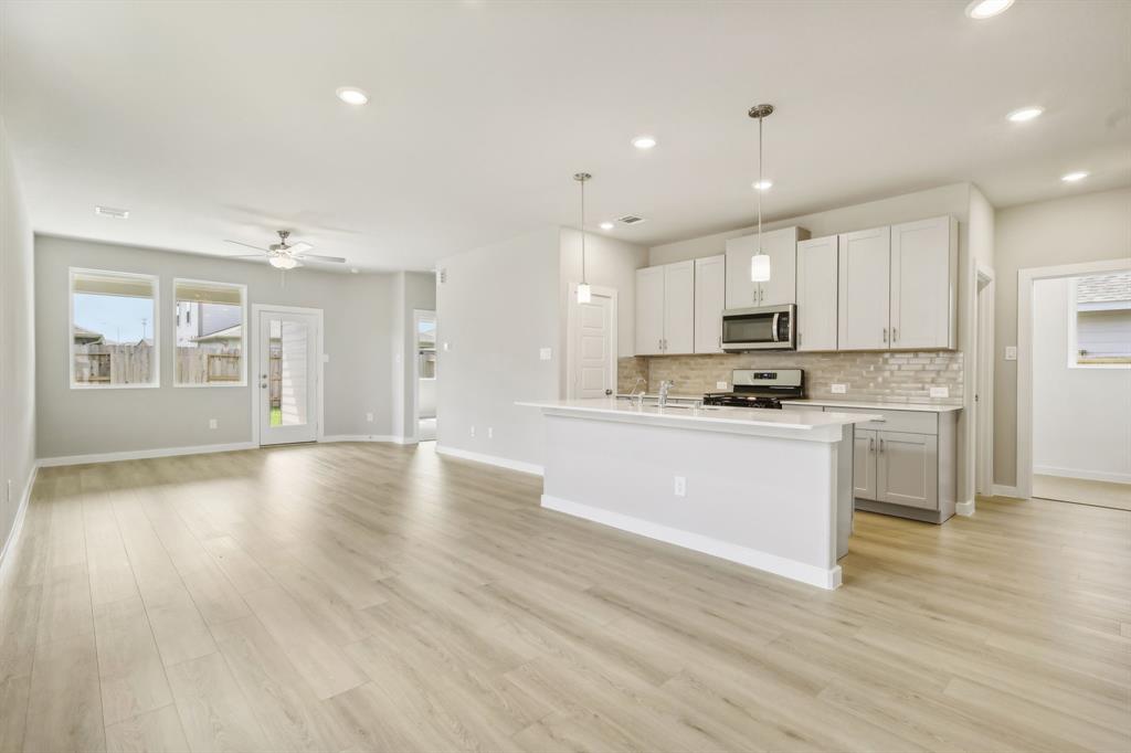 343 Willow Sage Court, Montgomery, Texas image 6