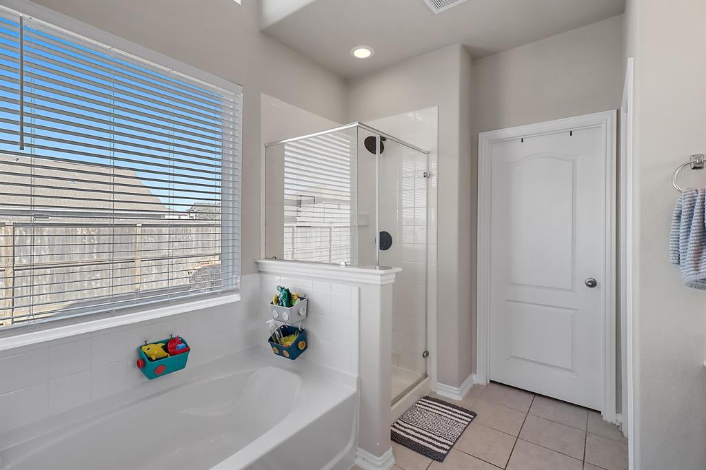4502 Crescent Lake Circle, Baytown, Texas image 12