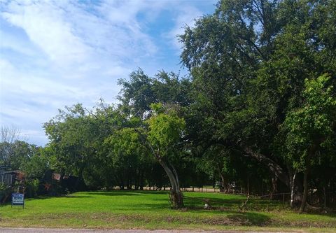 Photo of 114 1st Ave N, Texas City, TX 77590 (MLS # 36843958)