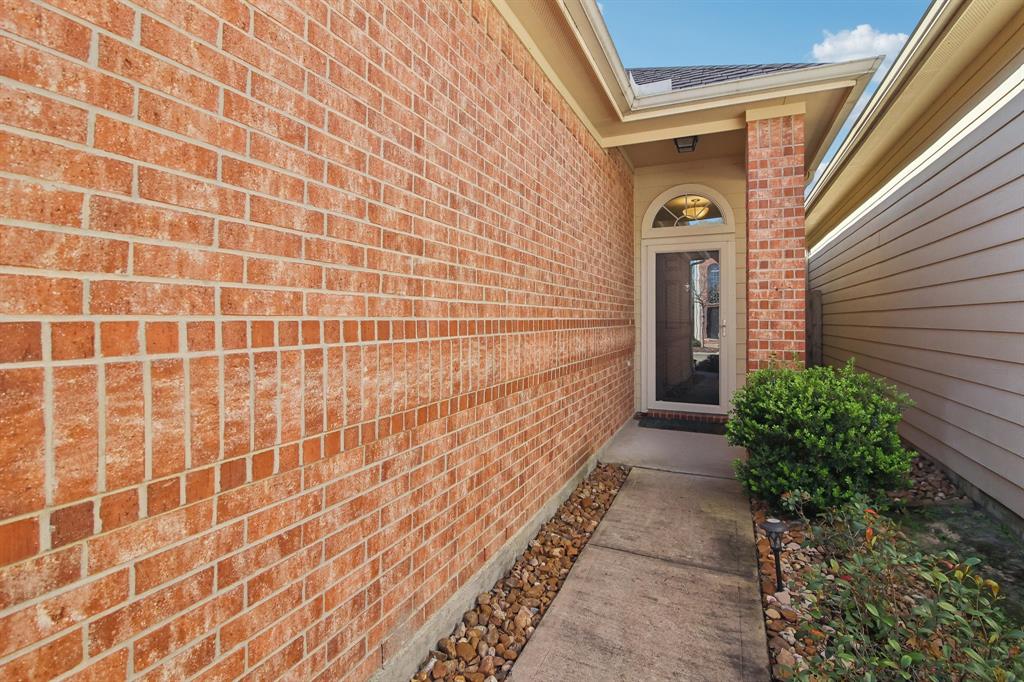 916 Sweet Pine Drive, Katy, Texas image 9