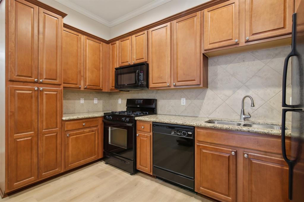 916 Sweet Pine Drive, Katy, Texas image 12