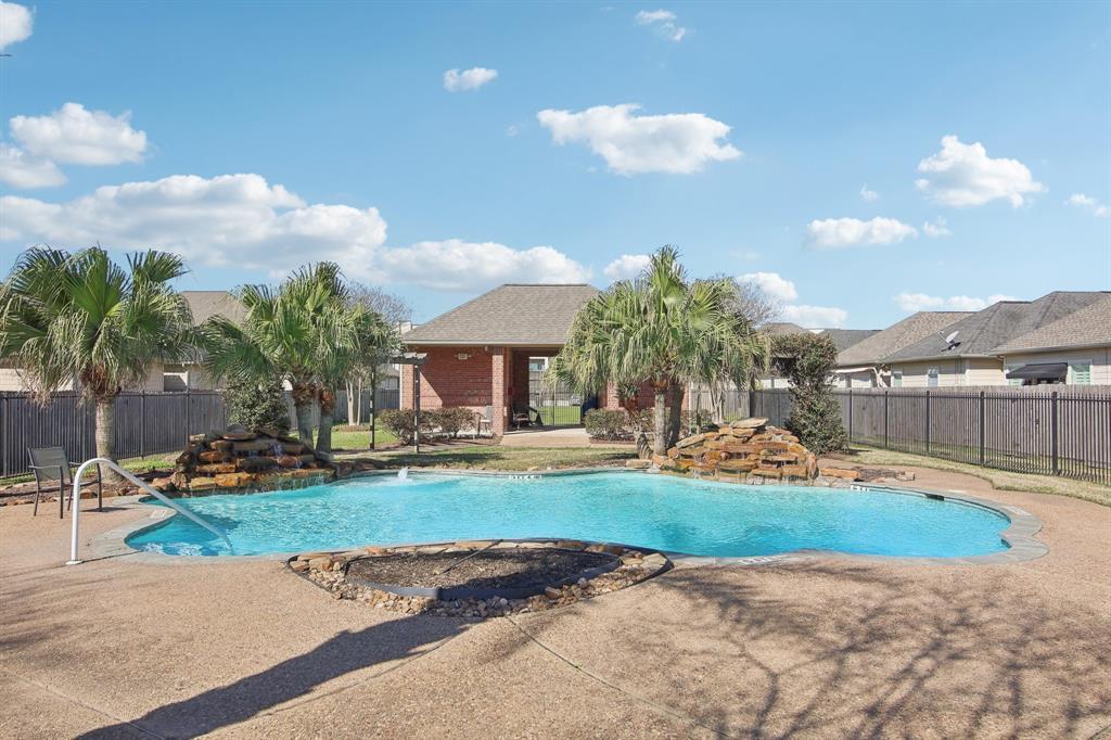 916 Sweet Pine Drive, Katy, Texas image 4
