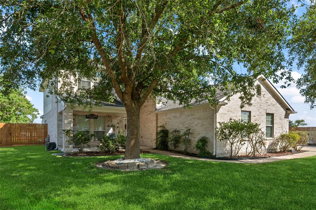 8002 Elm Wood Court, Baytown, Texas image 1