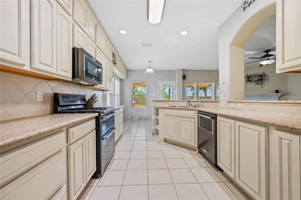 8002 Elm Wood Court, Baytown, Texas image 10
