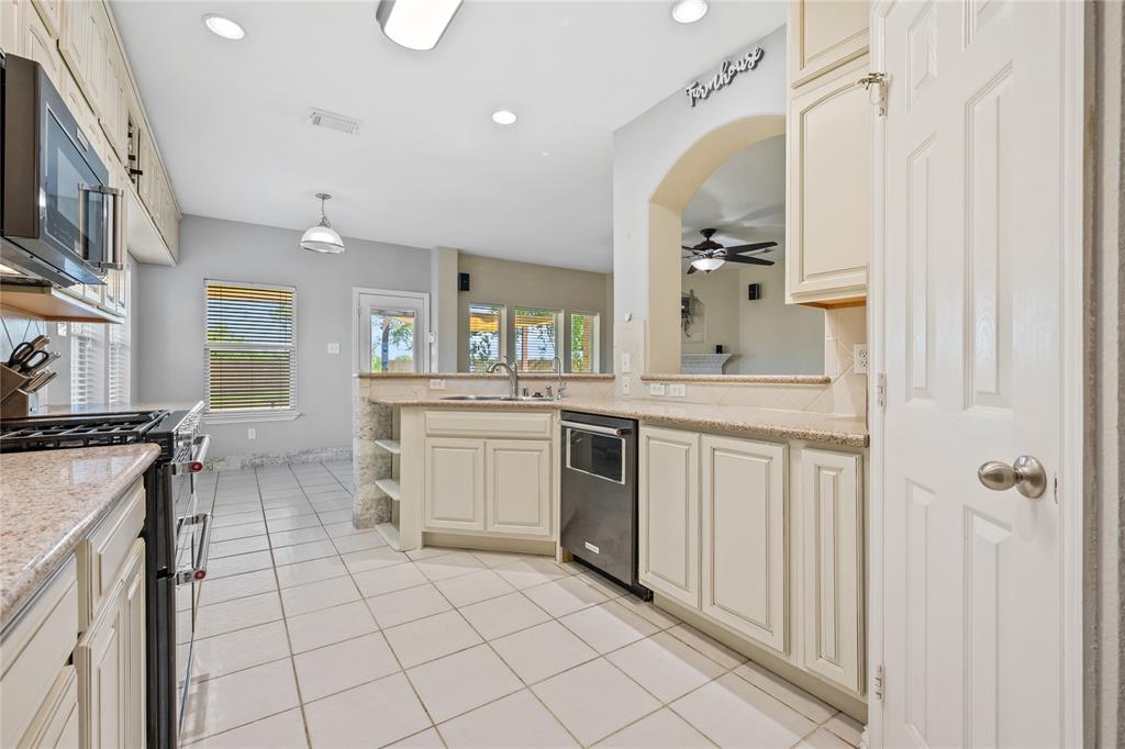 8002 Elm Wood Court, Baytown, Texas image 11